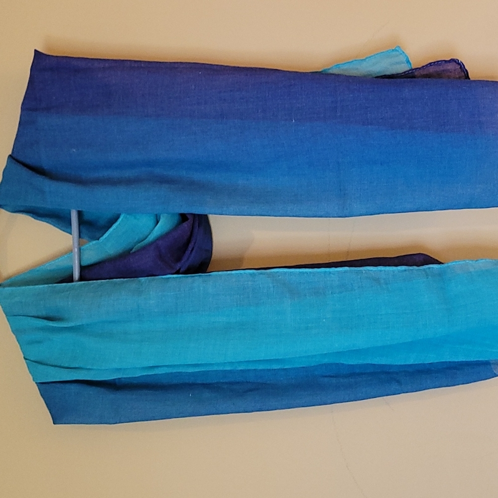 NWOT women's scarf 68"-33"